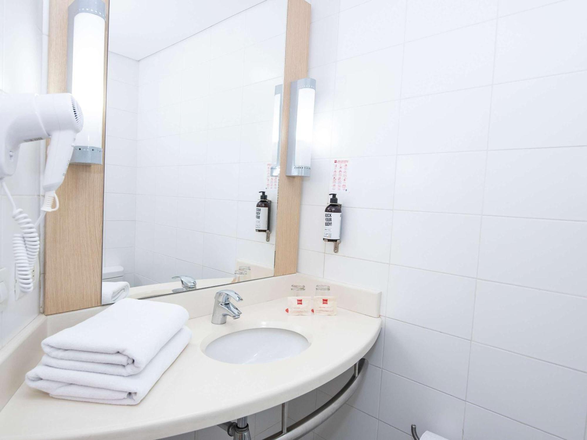 فندق Ibis ميديلين المظهر الخارجي الصورة